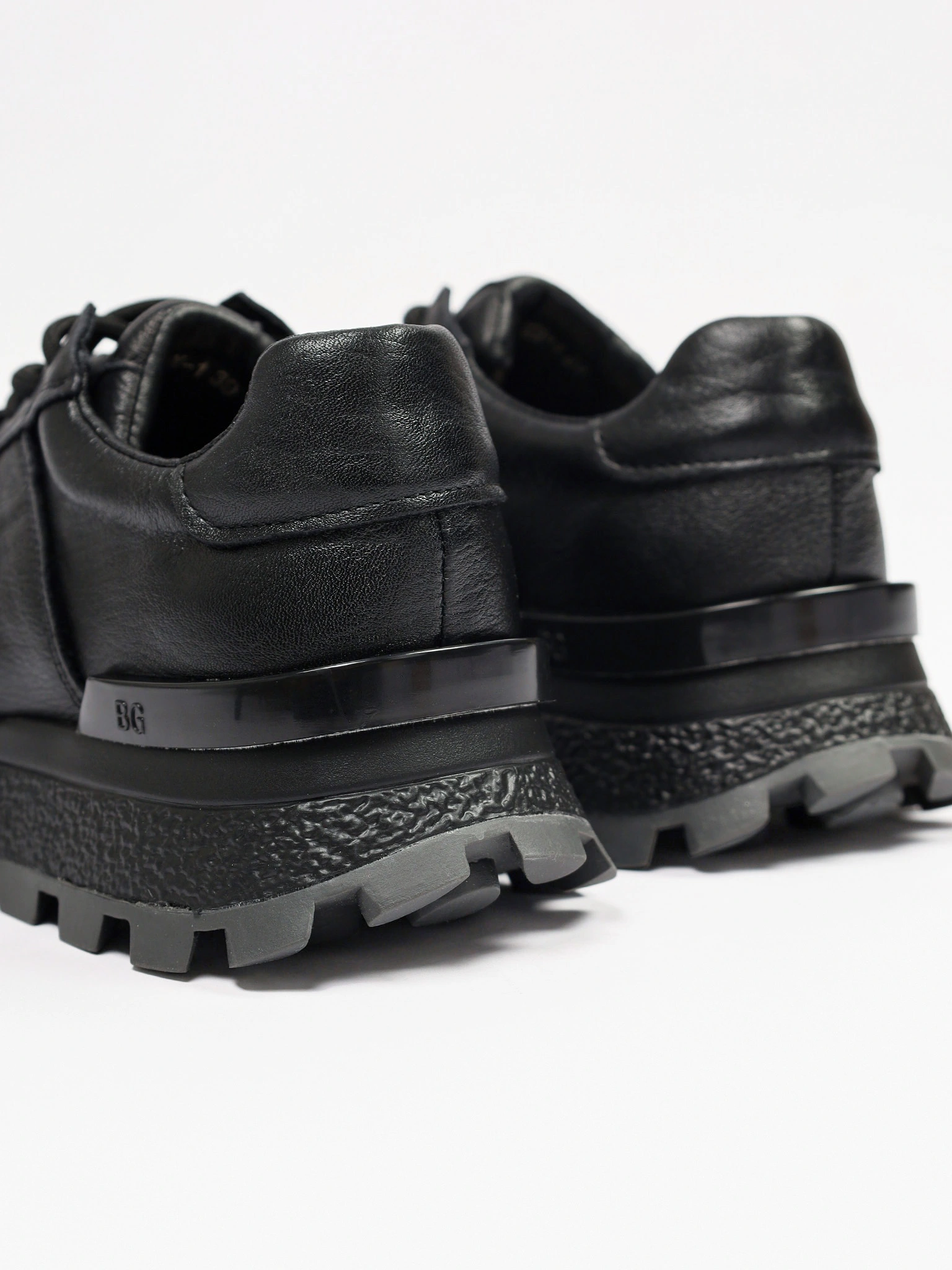 Кроссовки черного цвета с пряжкой на рельефной подошве 